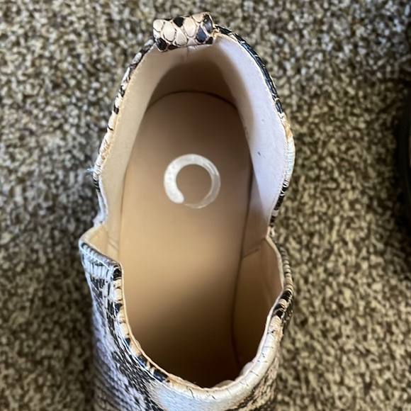 Deep V side classic bootie in Snake Print - Picture 6 of 8